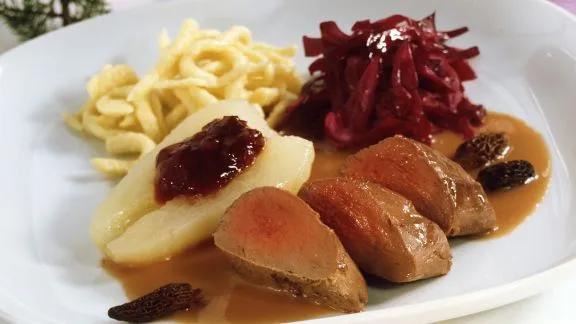 Rehrücken Baden-Baden mit Morcheln, Rotkraut und Spätzle Rezept | EAT ...