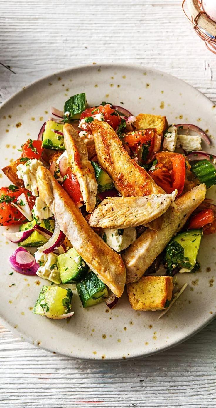Step by Step Rezept: Putenbrust auf griechischem Salat mit Hirtenkäse ...