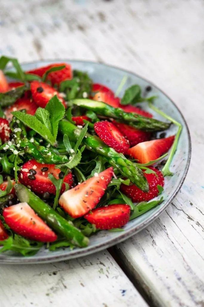 Grüner Spargel &amp; Erdbeer Salat | Foodreich Foodblog | Spargel erdbeer ...