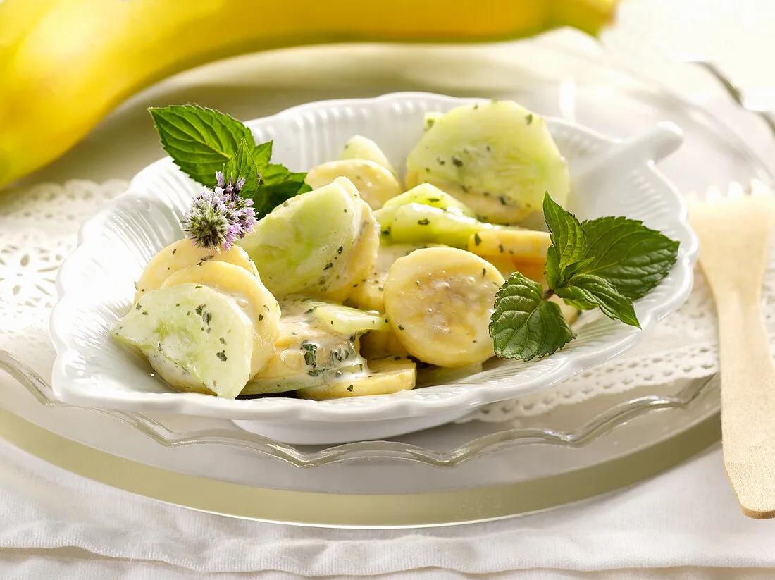 Gurken-Bananen-Salat mit Minze – Bilder kaufen – 12979118 StockFood