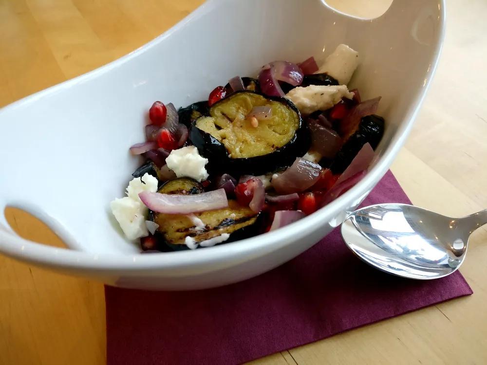 Warmer Auberginen-Salat mit Büffel-Mozzarella und Granatapfel - arne ...