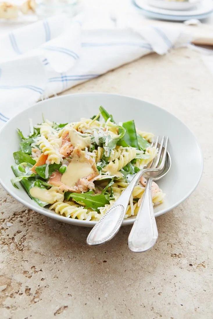 Salat mit Pasta, Zuckerschoten und Lachs Rezept | EAT SMARTER