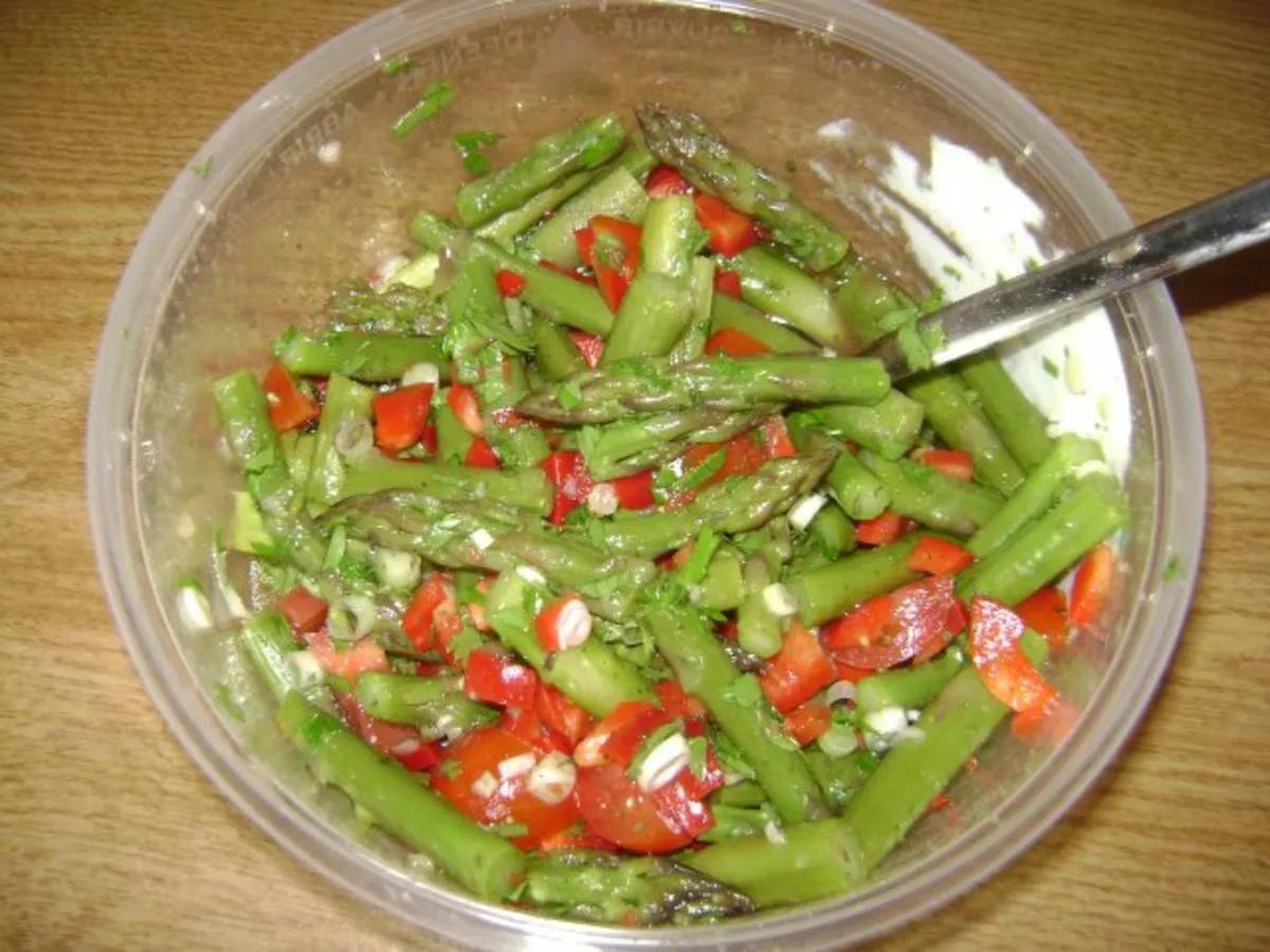 Grüner Spargel Salat - mit Tomaten und Paprika - Rezept - kochbar.de