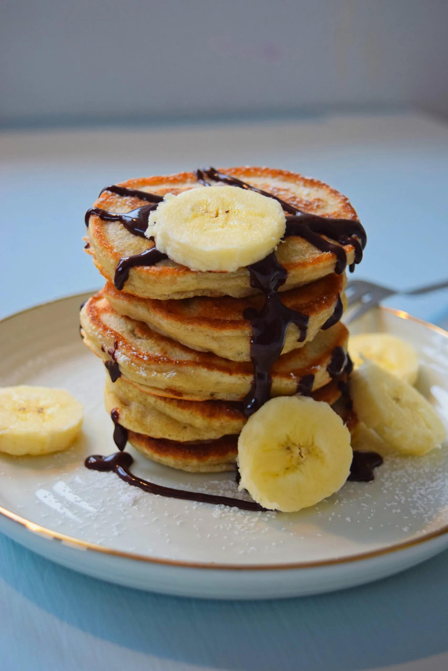 Bananen-Pancakes mit Schokosirup