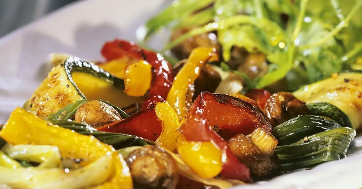 Gegrilltes Gemüse mit Blattsalat Rezept | EAT SMARTER