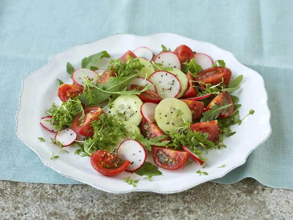 Bunter Salat mit Radieschen und Tomaten Rezept | EAT SMARTER