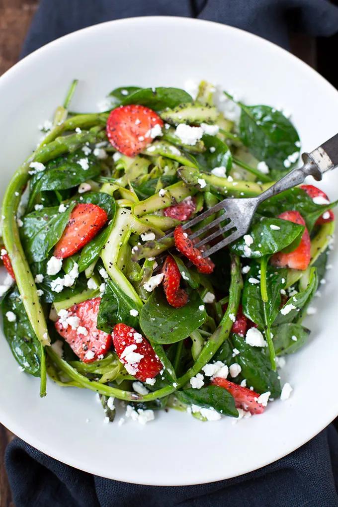 Spargel-Erdbeer-Salat mit Feta: Einfach und super gut - Kochkarussell