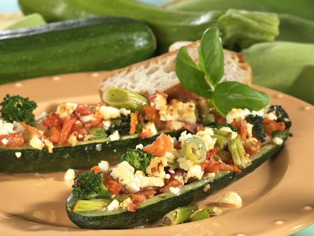 Zucchini mit Gemüse-Feta-Füllung Rezept | EAT SMARTER