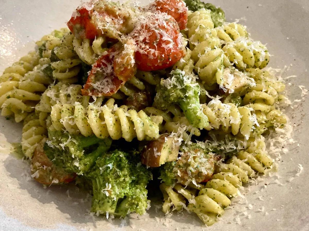 Fusilli mit Pesto und Gemüse | Rezept | Kitchen Stories