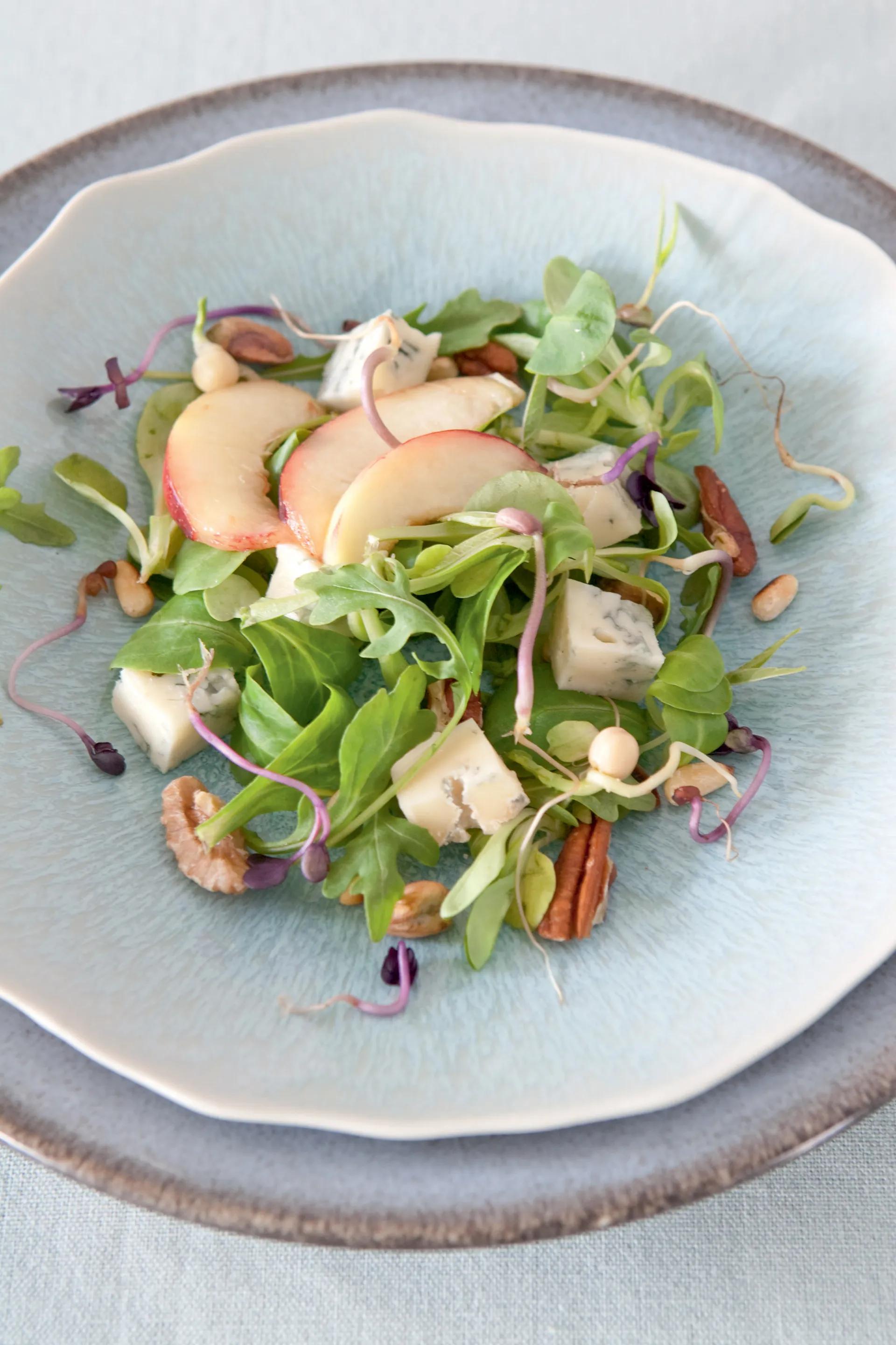 Gemischter Salat mit Nektarinen und Gorgonzola - amicella.de