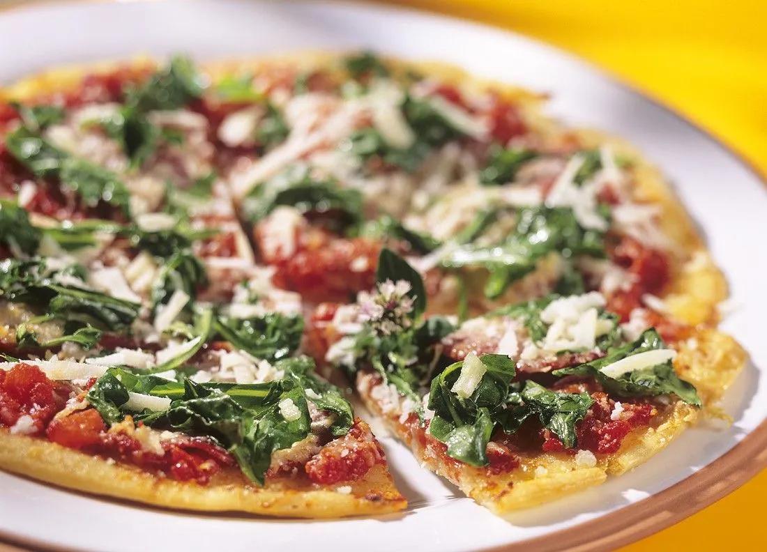 Salami-Pizza mit Rucola Rezept | EAT SMARTER