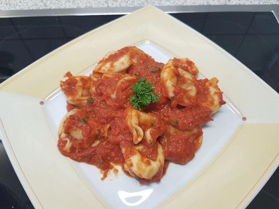 Spinat-Ricotta-Tortelloni mit frischer Tomatensauce von Madididi| Chefkoch