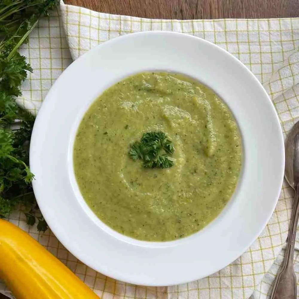 Schnelle Zucchinisuppe mit Kartoffeln - GutBeck.com