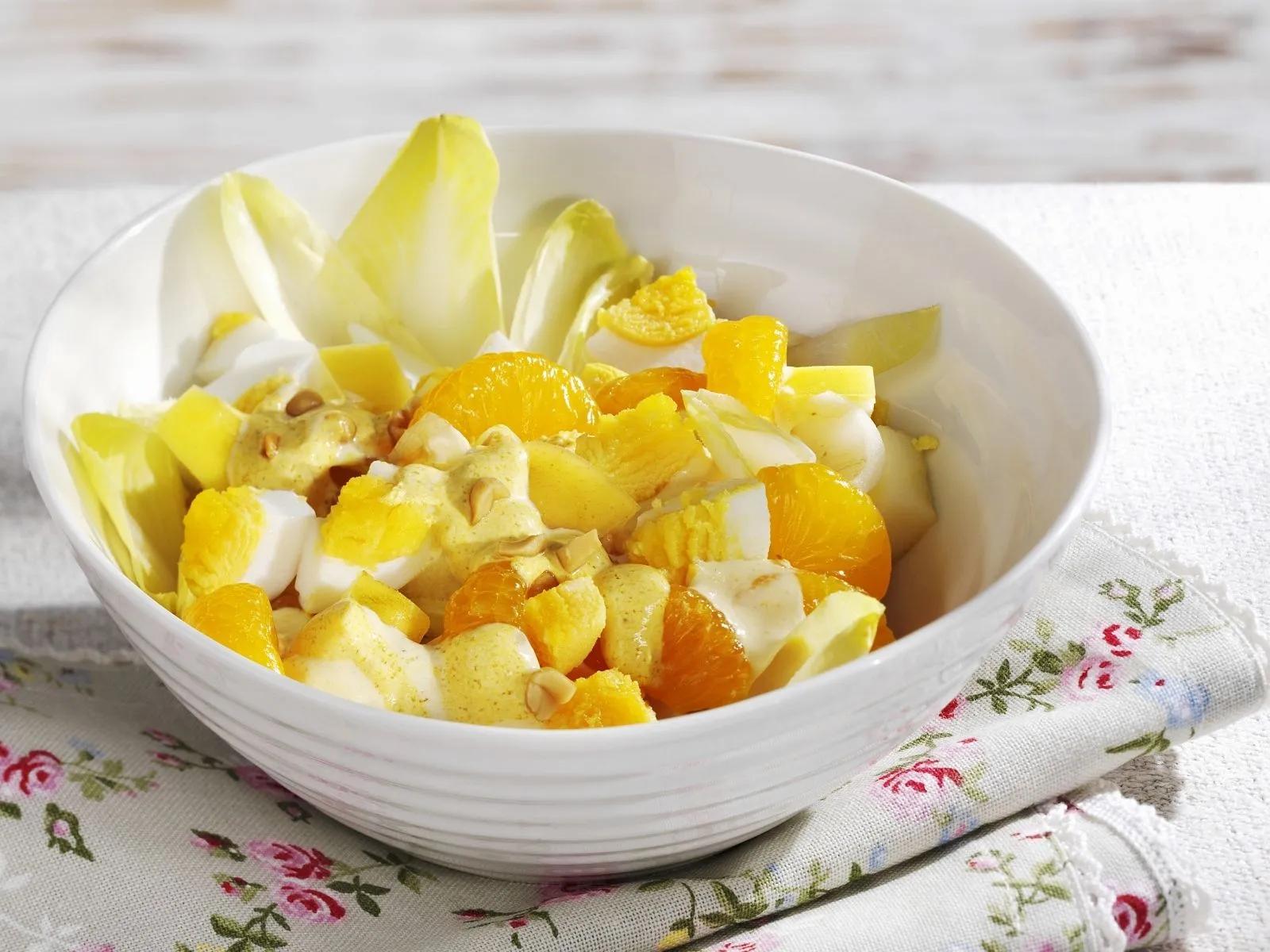 Chicorée-Mandarinen-Salat mit Ei Rezept | EAT SMARTER