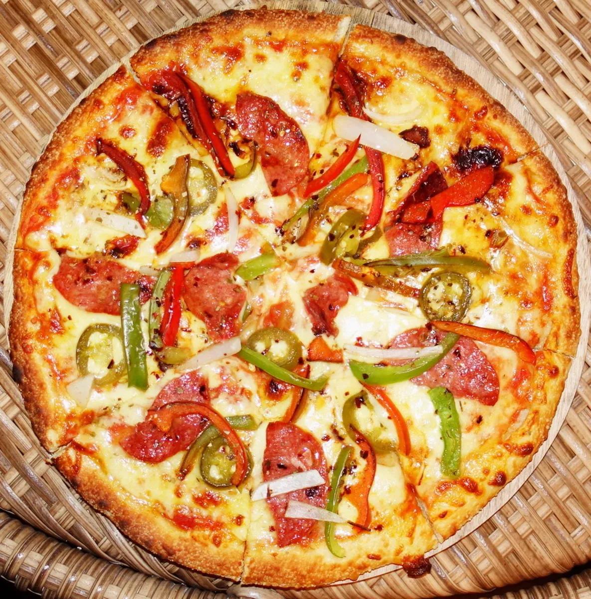 Pizza mit Salami, Paprika und Peperoni ala Setangi Beach - Rezept ...