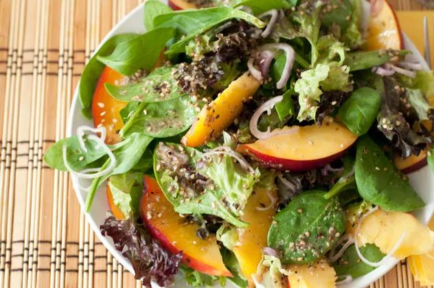 Spinat-Nektarinen Salat mit Sesam Dressing – SHELIKES