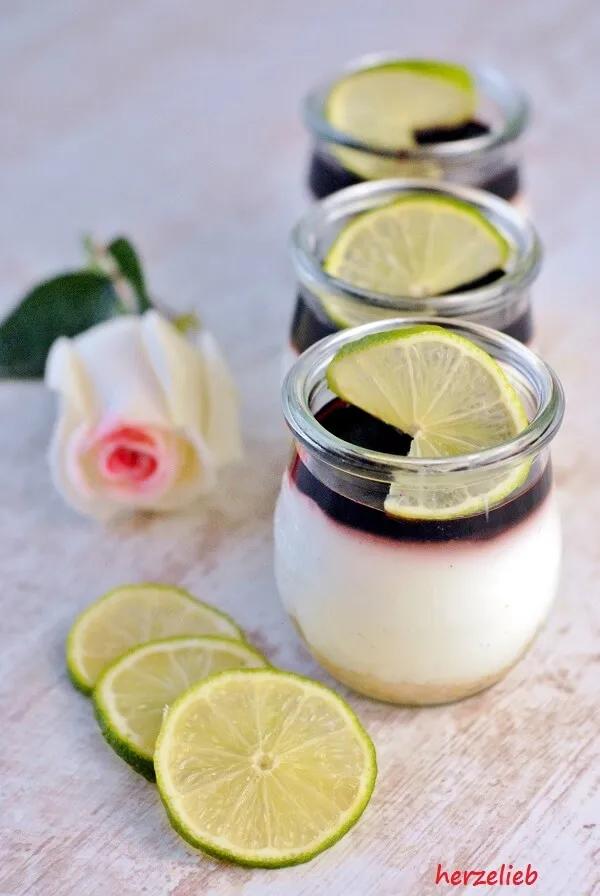 Dessert im Glas - Dickmelk, Limone, Holunder auf Keksboden - herzelieb