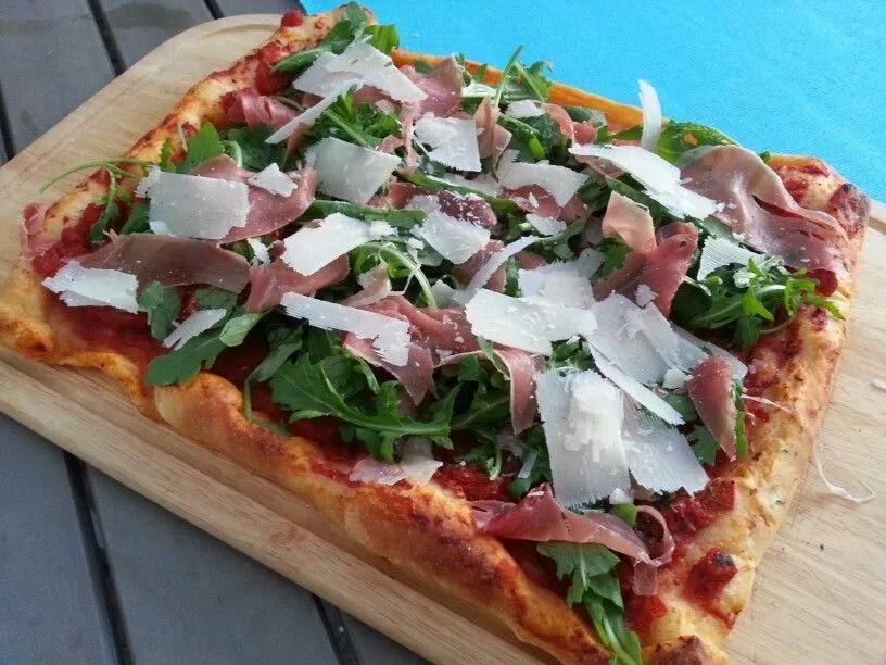 Pizza mit Rucola, Serano-Schinken und Parmesan | Rucola pizza, Schinken ...