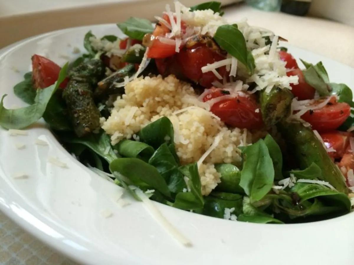 Couscous-Salat mit grünem Spargel und Kräutern, dazu Rosmarin-Focaccia ...