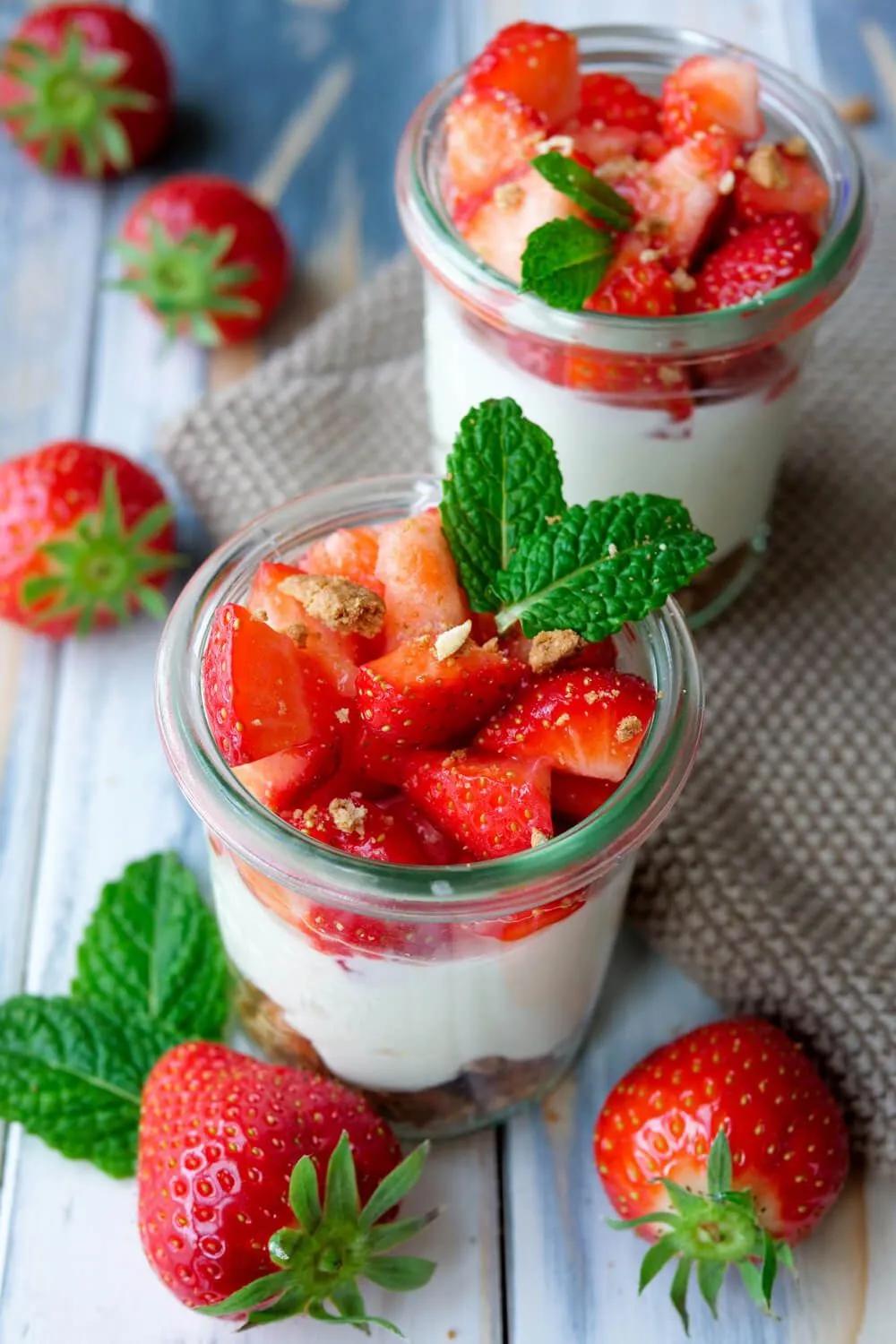 Rezept für schnelles und gesundes Erdbeer-Dessert im Glas mit ...