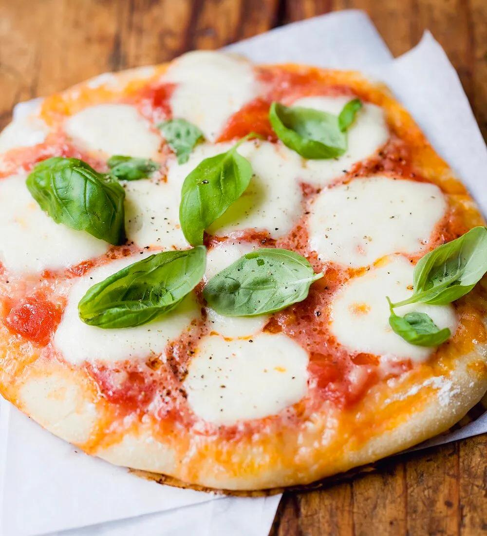 Pizza mit Tomaten, Mozzarella und … – Bilder kaufen – 329856 StockFood