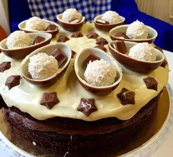 Schoko-Überraschungsei-Raffaello-Kuchen | Voedsel, Verjaardag