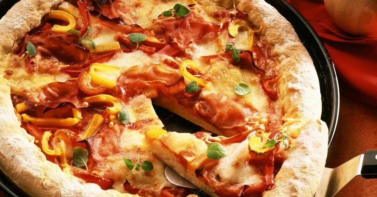 Schinken-Pizza mit Paprika Rezept | EAT SMARTER