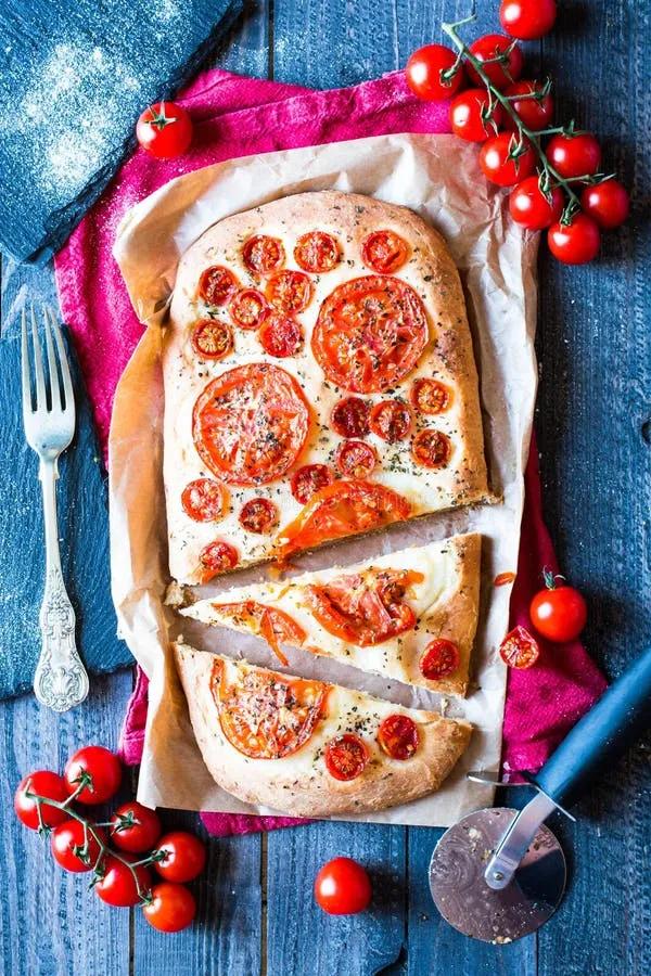 Geschmackvolles Handgemachtes Tomaten-Pizza-Brot Stockfoto - Bild von ...
