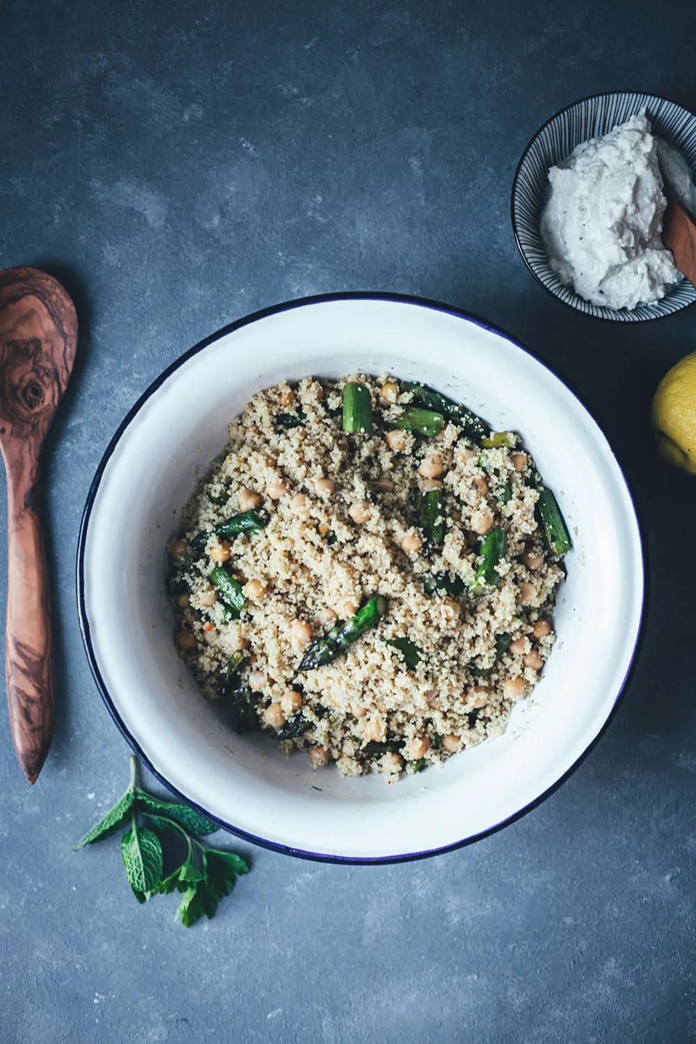 Couscous-Salat mit gegrilltem grünen Spargel, Kichererbsen und Feta ...