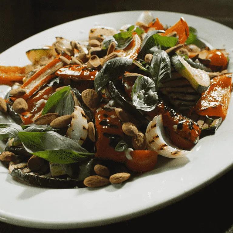 Grillet ratatouille salat med ristede mandler - opskrift fra Aarstiderne