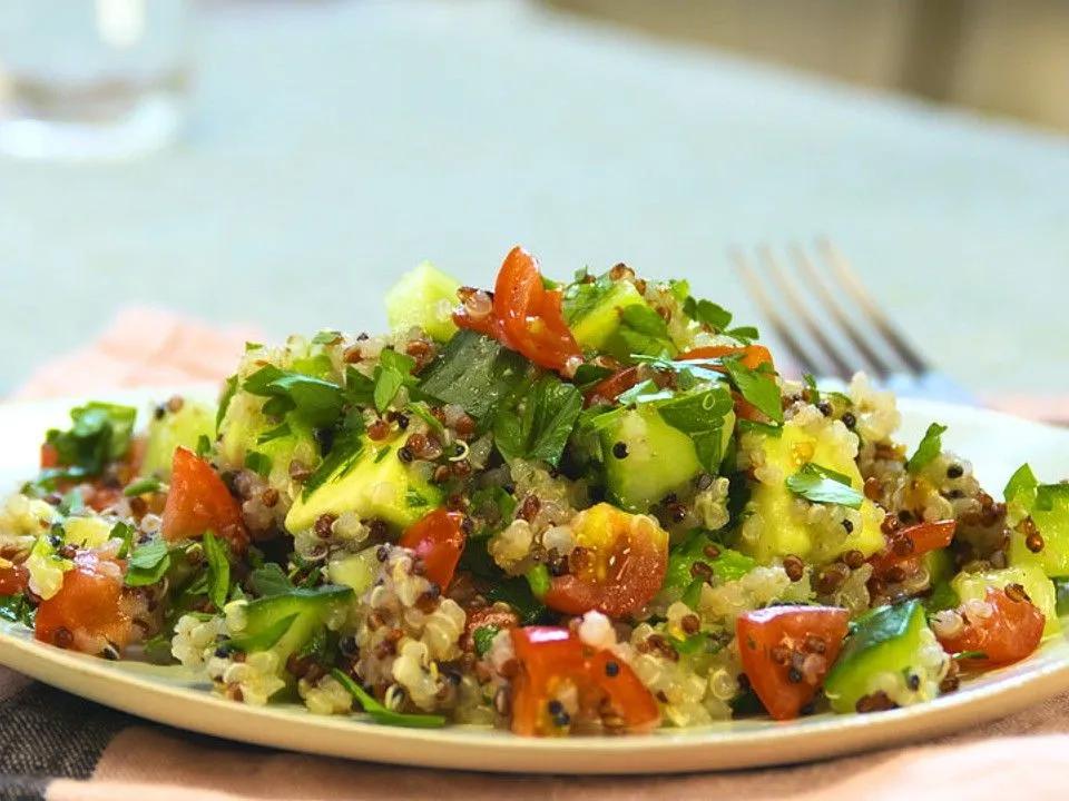 Quinoa Powersalat mit Tomaten und Avocado - gesund und auch noch lecker ...