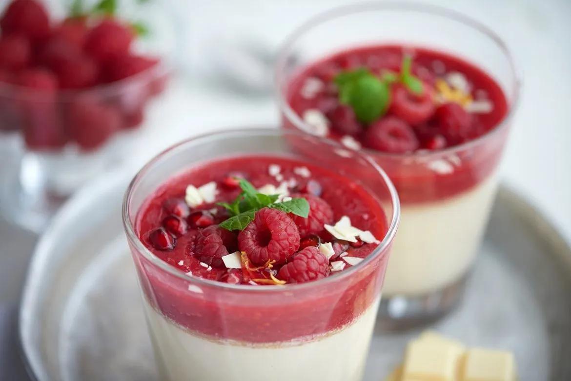 Panna Cotta mit weißer Schokolade, Honig und Himbeer-Sauce - My Other ...