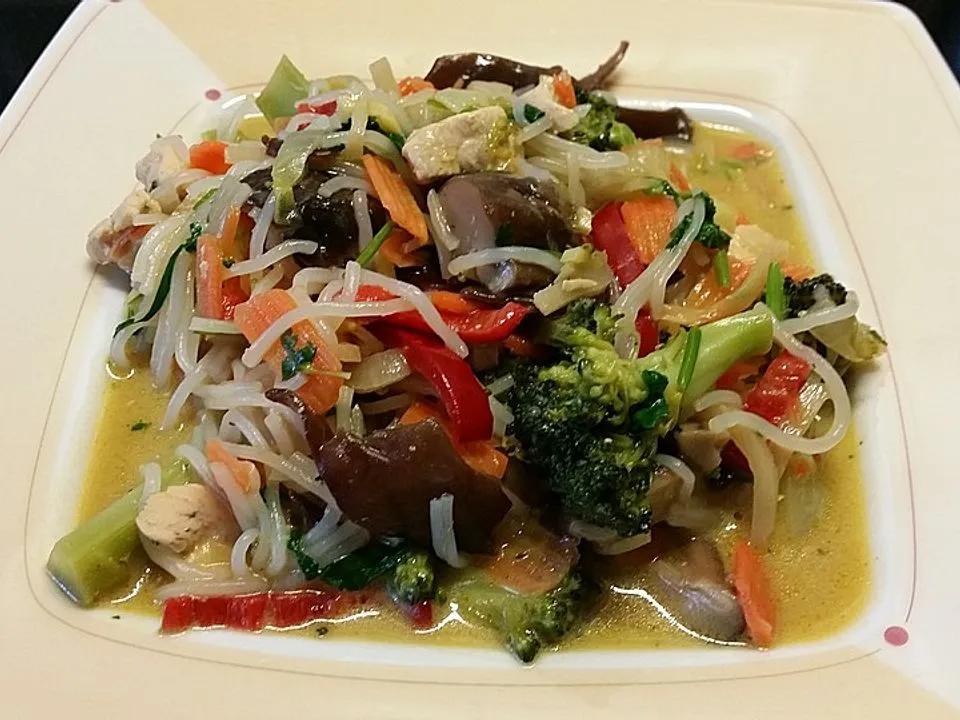 Asiatischer Hähnchen-Gemüseeintopf mit Reisnudeln in Kokosmilch ...