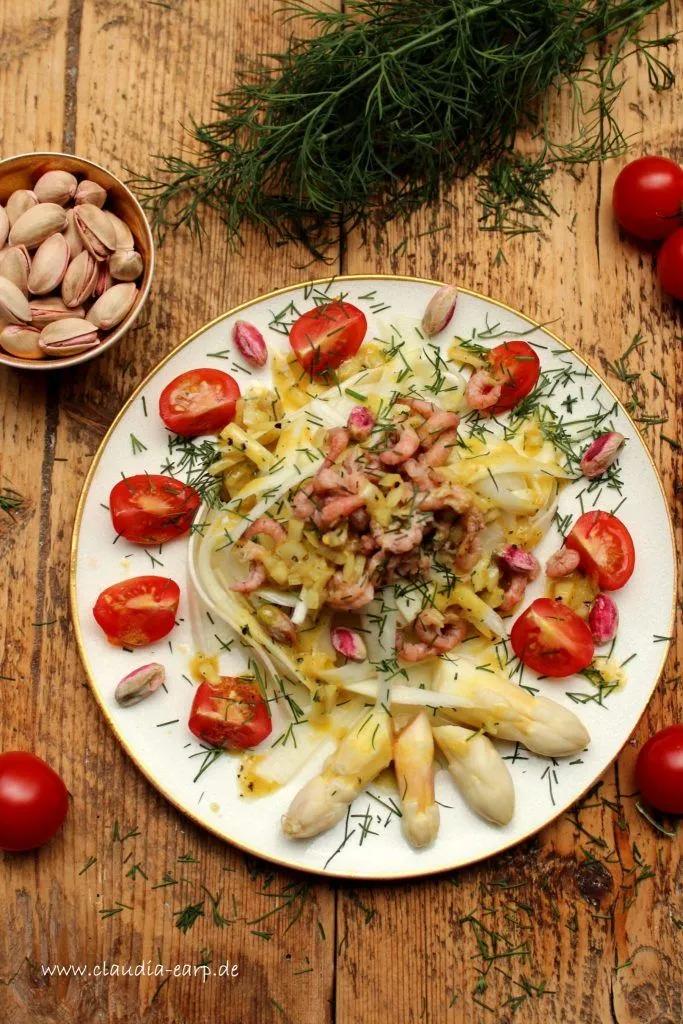 Weißer Spargel-Salat mit Krabben an Himbeervinaigrette / Claudia Earp ...