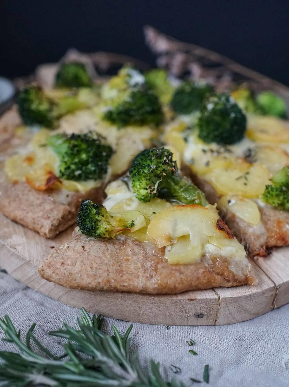 Kartoffel-Brokkoli-Pizza mit Käse und frischem Rosmarin | Was is hier ...