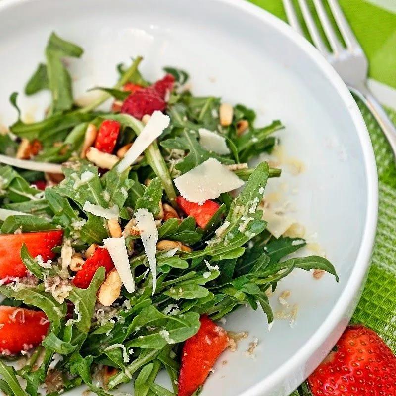 Salat aus Rucola, Erdbeeren, Walnüssen, Pinienkernen und Parmesan ...