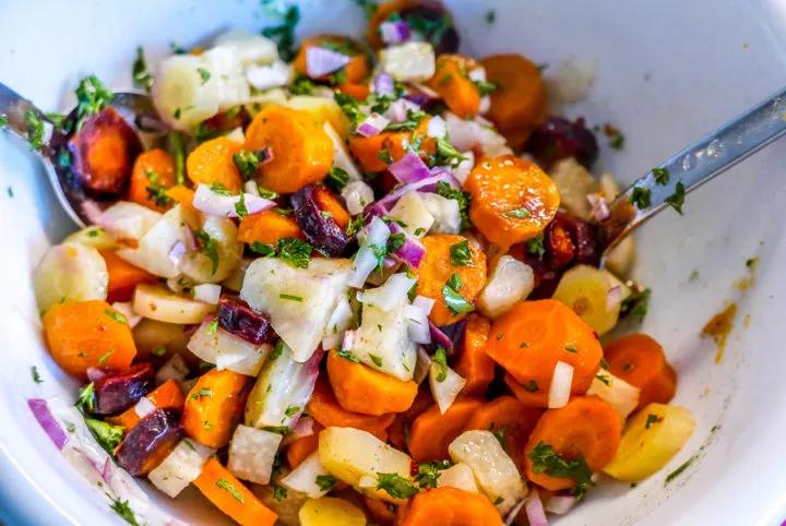 Karottensalat mit gekochten Karotten und Sellerie - Testschmecker
