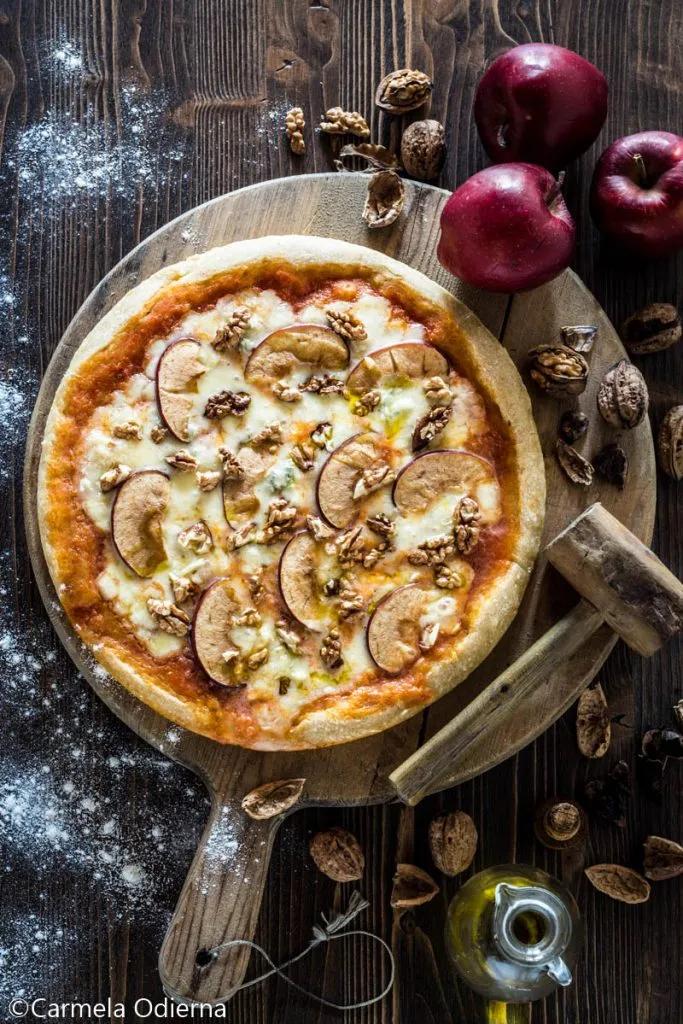 Pizza gorgonzola mele e noci ricetta per farla in casa