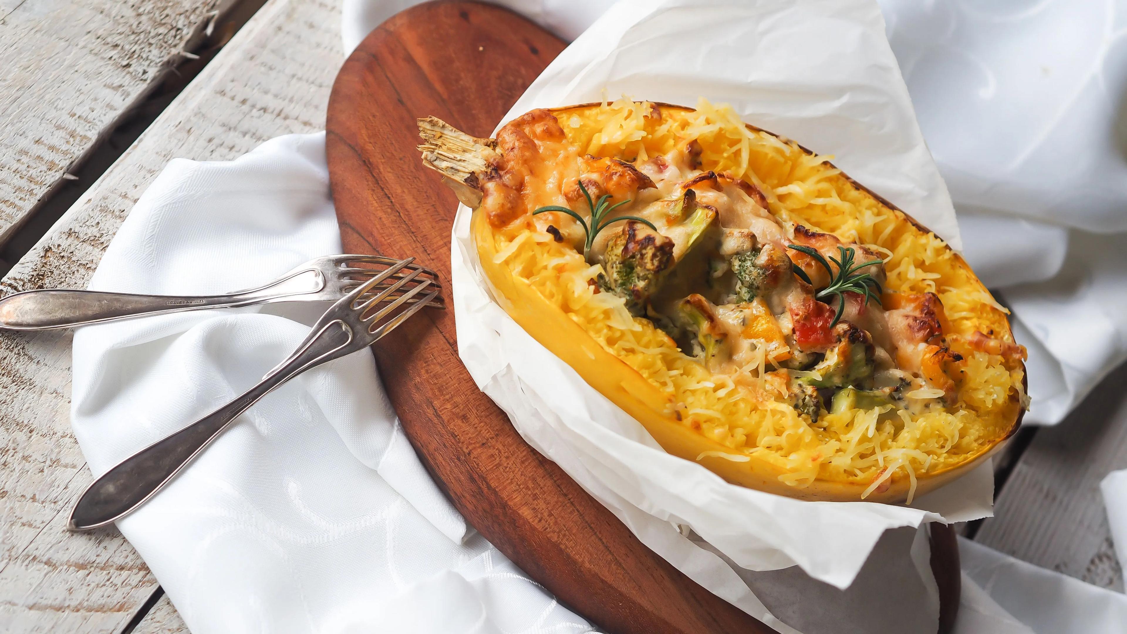 Spaghettikürbis mit Rahmgemüse und Parmesan überbacken (mit Bildern ...