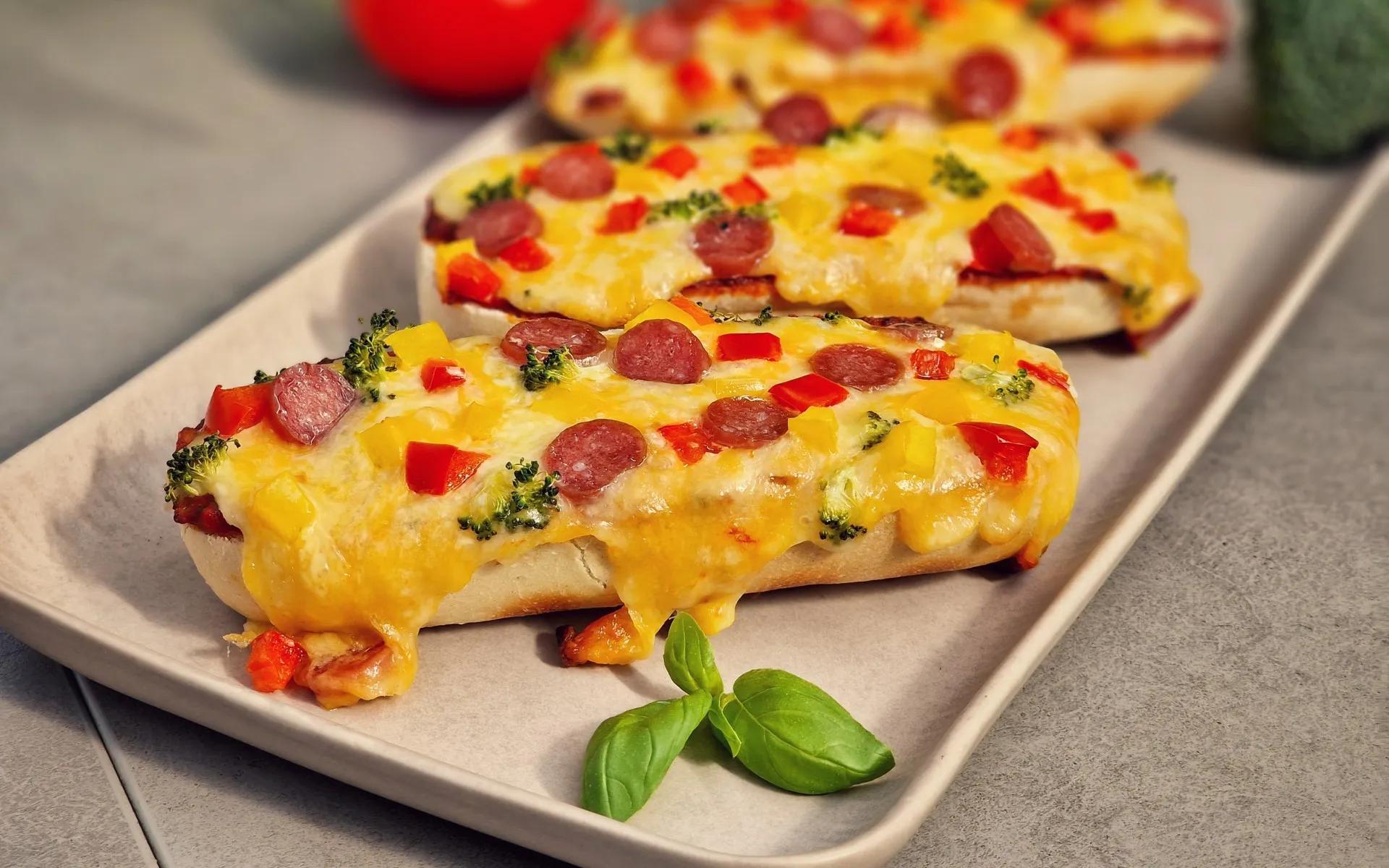 Pizza-Baguettes mit Salami | BBQPit.de