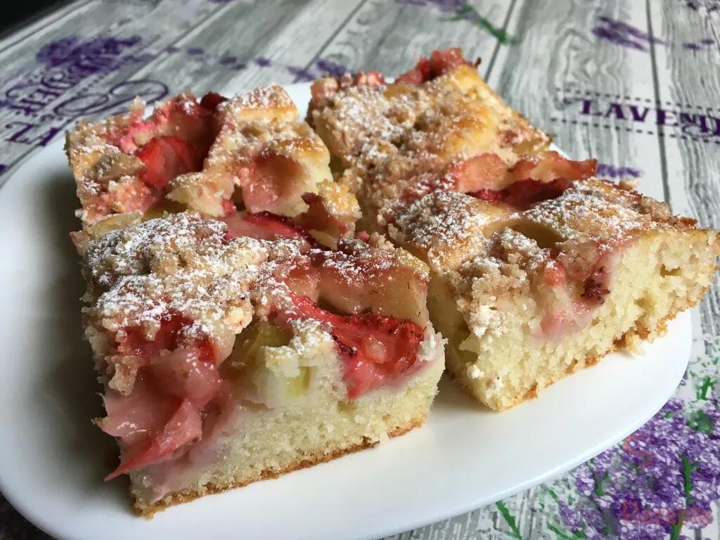 Saftiger Erdbeer-Rhabarber-Kuchen mit Quark | Top-Rezepte.de