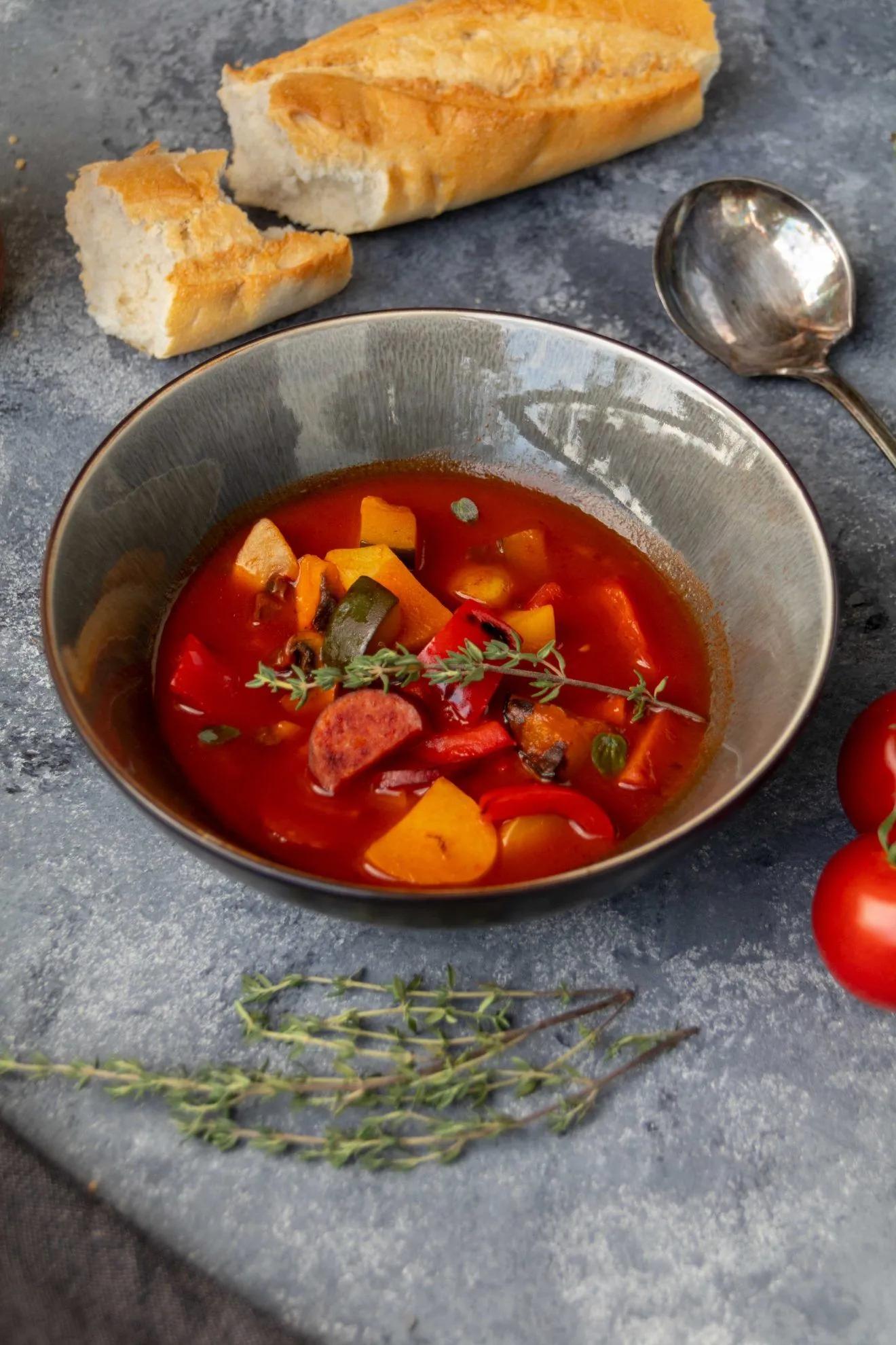 Schnelle Tomatensuppe mit Gemüse und Cabanossi // Tomato Soup with ...