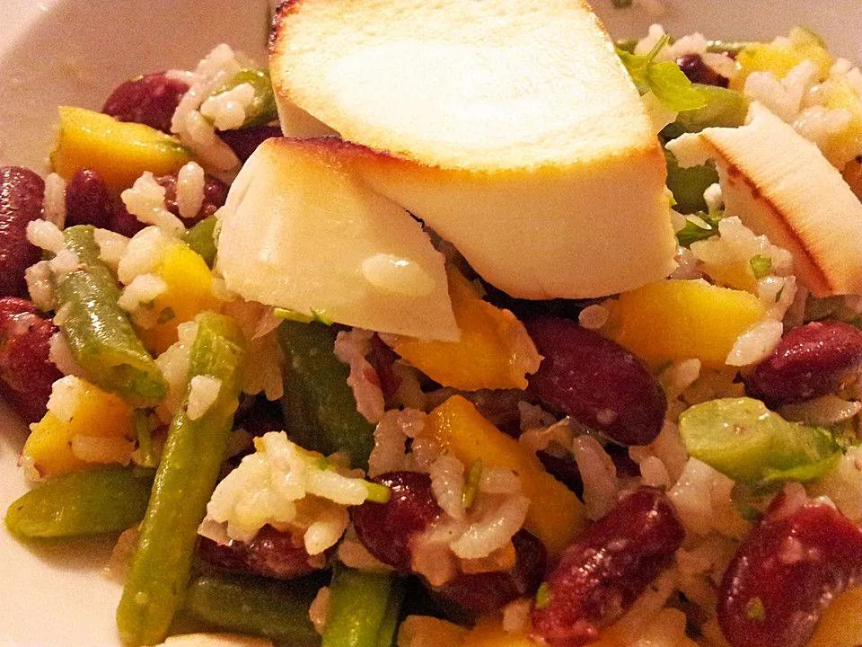 Ayurvedischer lauwarmer Reis-Bohnen-Salat mit gebackenem Käse, ein ...