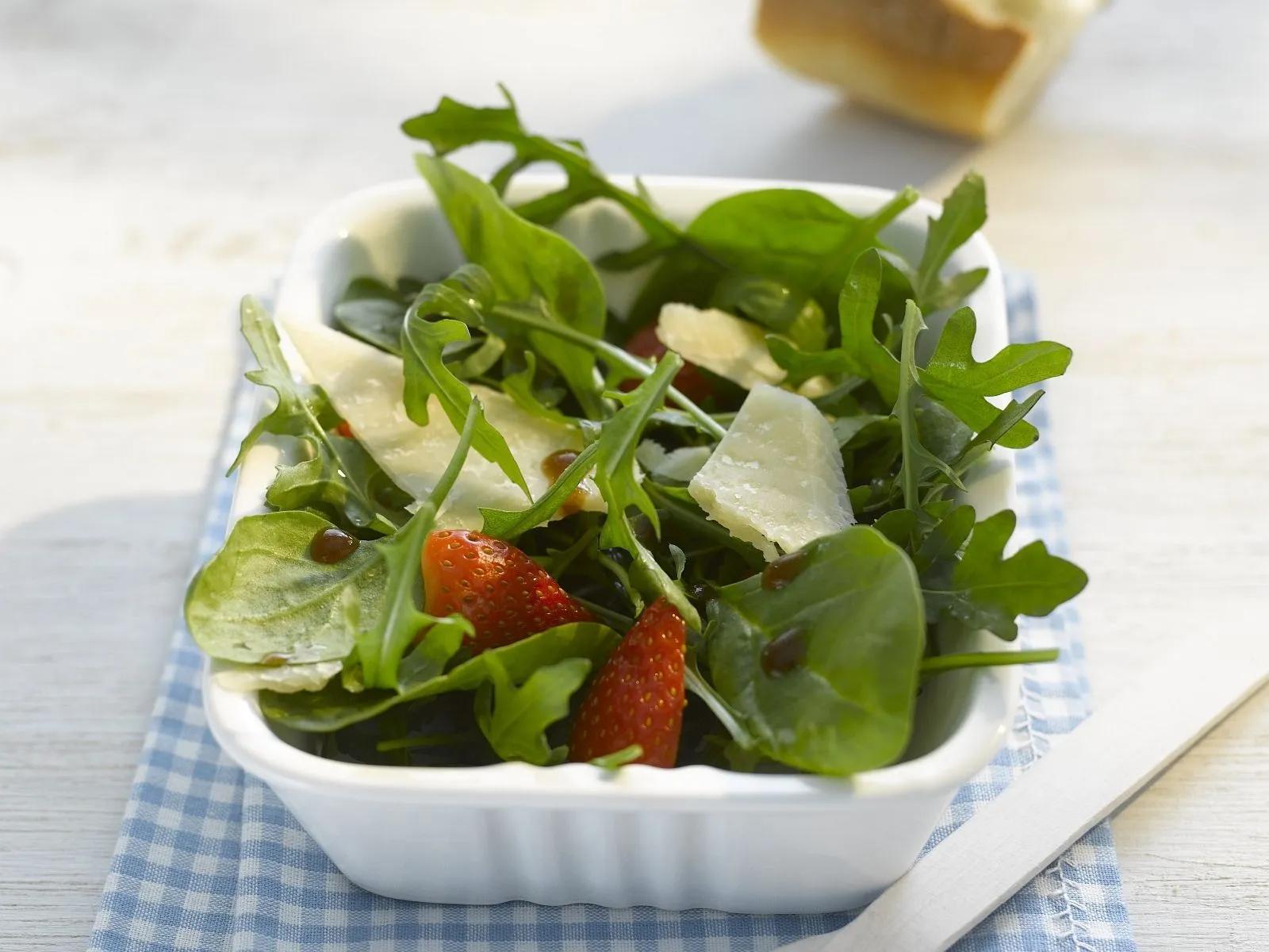 Spinat-Rauke-Salat mit Erdbeeren und Parmesan Rezept | EAT SMARTER