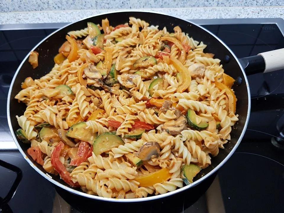 Gemüsepfanne Mit Paprika Zucchini Und Tomaten — Rezepte Suchen