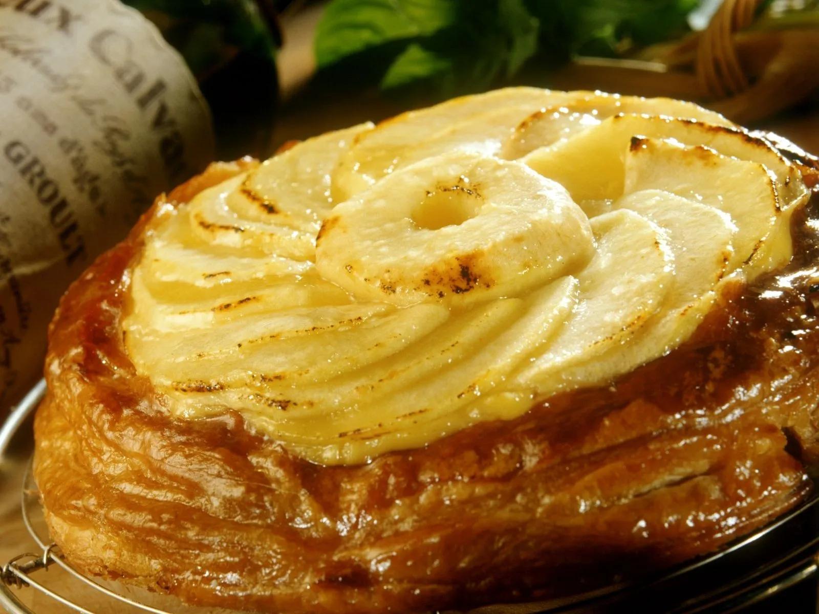 Apfel-Calvados-Kuchen Rezept | EAT SMARTER