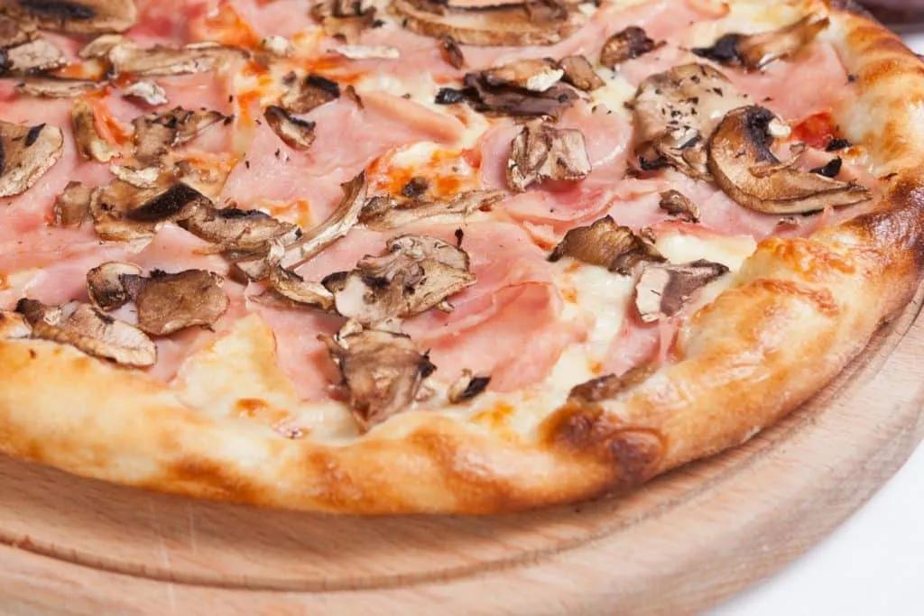Pizza mit Schinken und Pilzen - einfach, genial und lecker