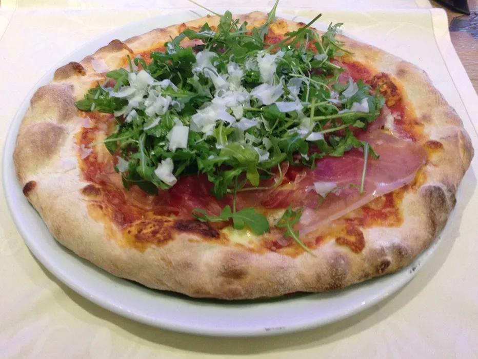 Rezept - Pizza mit Rucola, Prosciutto und Parmesan
