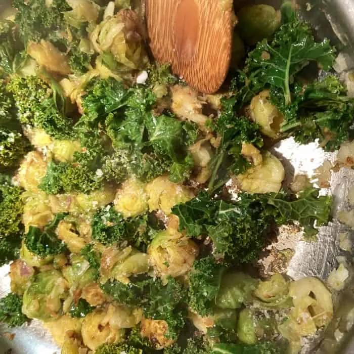Rezept Rosenkohl-Grünkohl Beilagen-Salat mit gehobelten gerösteten Mandeln