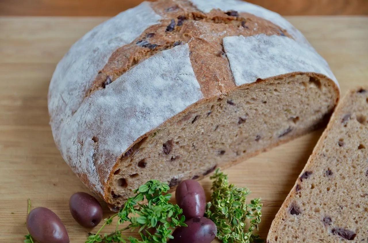 Mediterranes Brot mit Oliven und Zitronenthymian | Brot rezept ...